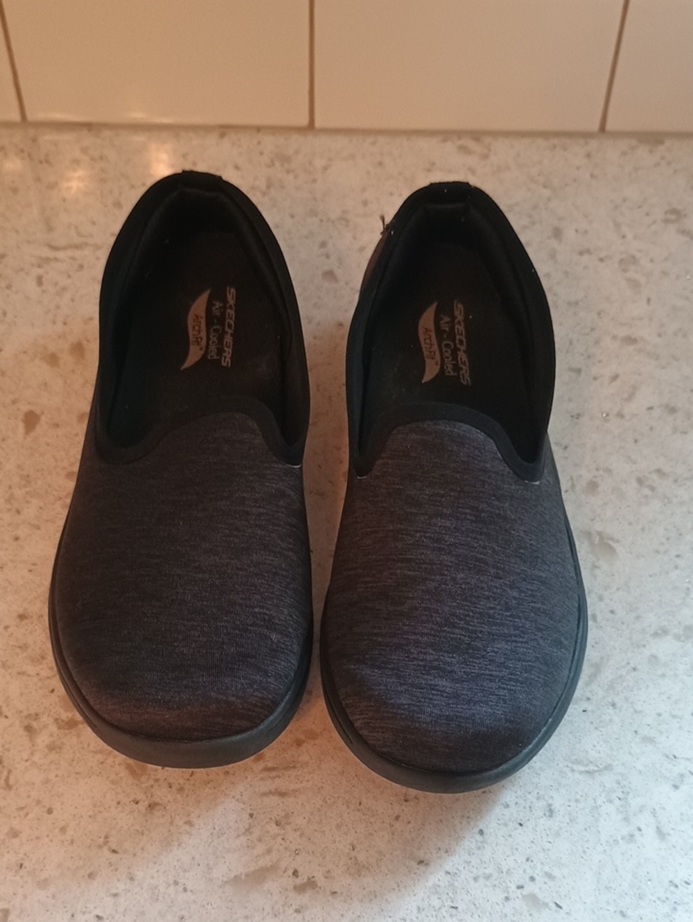Woman's Skechers Air-cooled Arch Fit Size 7